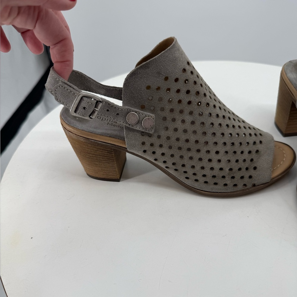 Sophia Milano Italy Grey Suede Perforated Slingback Block Heel Size Est 6-7 - Picture 9 of 13